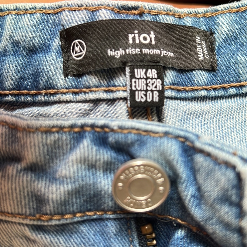 MISSGUIDED HIGH RISE MOM JEANS - Picture 4 of 4